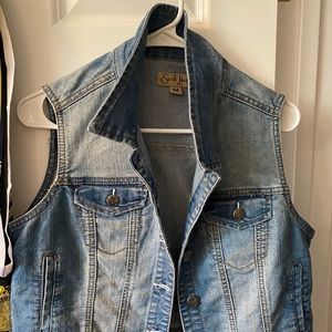 Sleeveless jean jacket
